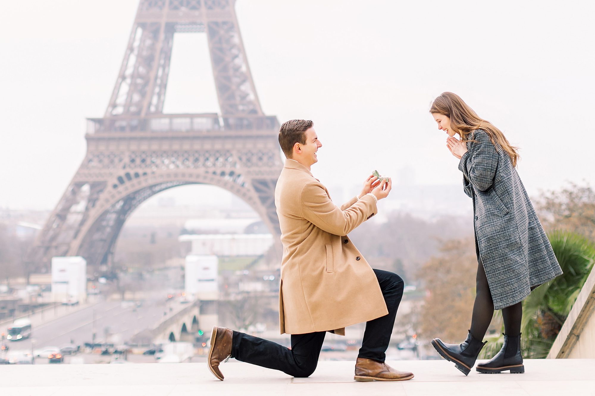guy proposing to girlfriend in front of eiffel tower