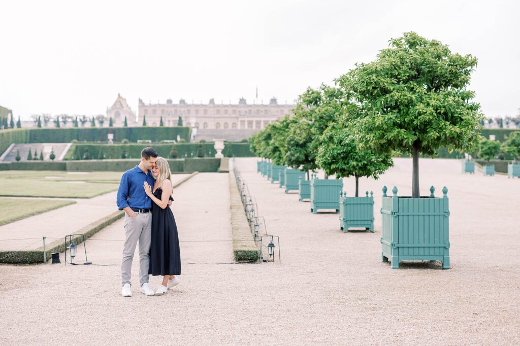 romantic portrait of a couple at the gardens at the palace of versailles