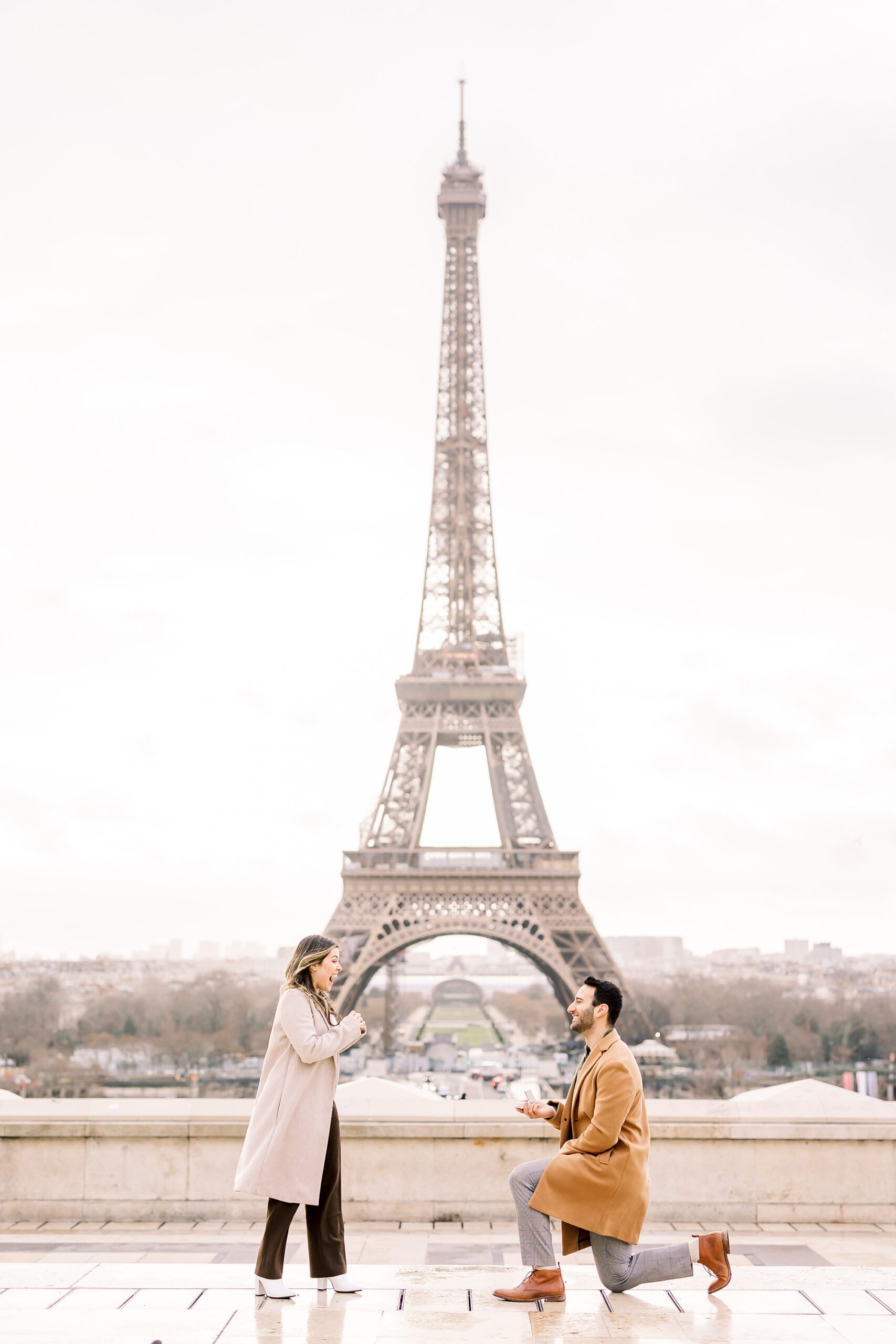 surprise marriage proposal in front of the eiffel tower